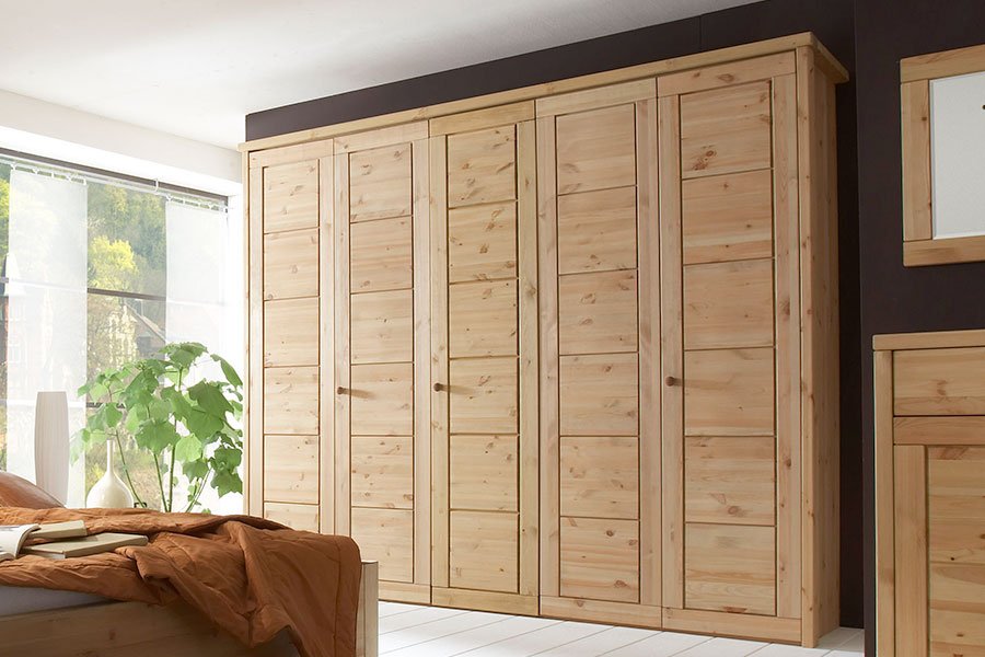 Выбор деревянного шкафа под интерьер дома