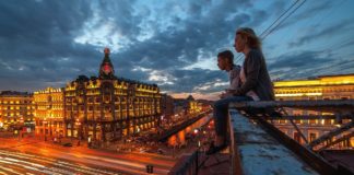 Опасны ли экскурсии на крышах Санкт-Петербурга? Опасны ли экскурсии на крышах Санкт-Петербурга?