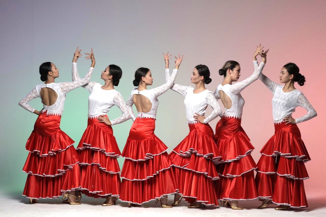 Казахский национальный танец. Казахский танцевальный костюм. Казахский костюм для танца. Народные танцы Казахстана. Казахский народный танец.