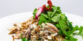 Салат из языка и шампиньонов Салат из языка и шампиньонов