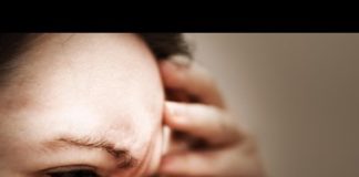 Почему болит над бровью и отдает в висок и глаз?