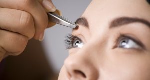 Коррекция бровей девочке-подростку: во сколько лет надо и можно выщипывать?