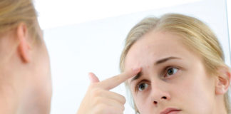 Примета: прыщ на правой, левой брови, между бровей — значение для женщин и мужчин