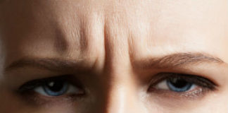 Как убрать морщину между бровей: домашние и косметологические процедуры