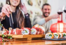 Пицца и суши как элемент сближения людей