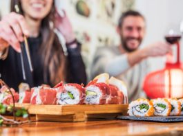 Пицца и суши как элемент сближения людей