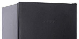 Кухня с черным холодильником