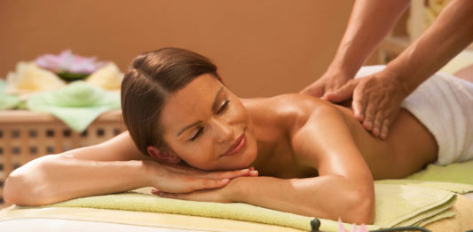 От каких проблем со здоровьем помогает массаж, и почему его рекомендуют жителям столицы