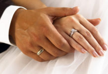 Почему обручальные кольца из белого золота легче сочетать с другими украшениями и гардеробом