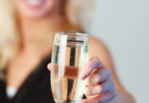Безалкогольное шампанское: кто его может пить без опаски