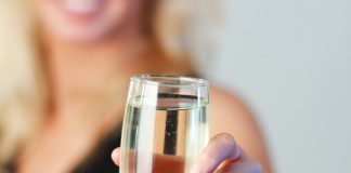 Безалкогольное шампанское: кто его может пить без опаски