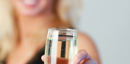 Безалкогольное шампанское: кто его может пить без опаски