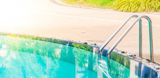 Уход за бассейном летом: как избежать проблем с водой