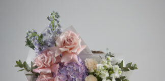 Букет из гортензии и вывернутой розы: Искусство сочетания