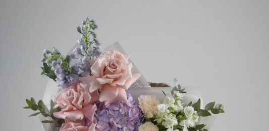 Букет из гортензии и вывернутой розы: Искусство сочетания