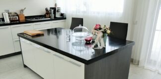 Обеденный стол из акрилового камня: комфорт и долговечность